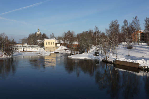 Vy från Kungsbron med Västanfors kyrka i bakgrunden.