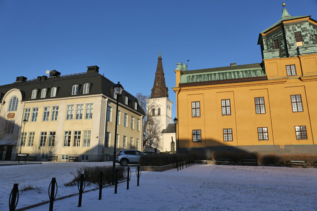 Tingvallagymnasiet i förgrunden och Karlstads domkyrka i bildens mitt - en vinterdag.